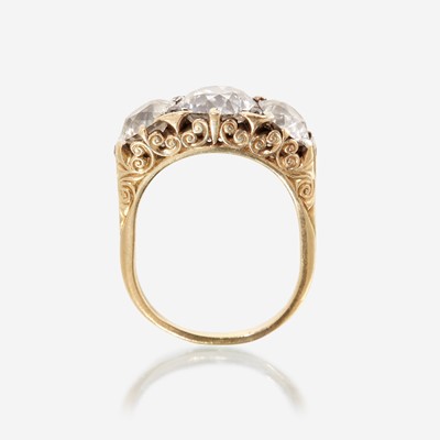 Lot 113 - A diamond and eighteen karat gold ring