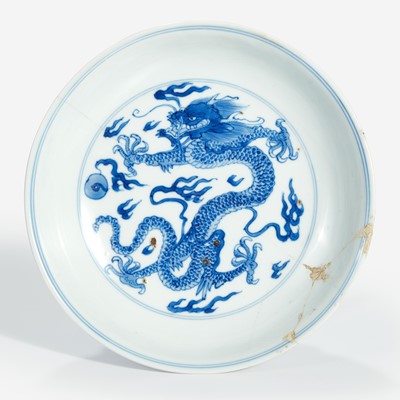 Lot 30 - A Chinese blue and white porcelain "Dragon" dish