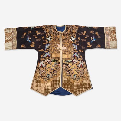 Lot 55 - A Chinese finely-embroidered lady's surcoat 刺绣女史外套