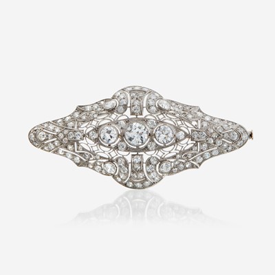 Lot 10 - A diamond and platinum brooch