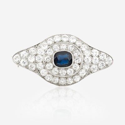 Lot 19 - A sapphire, diamond, platinum, and white metal brooch