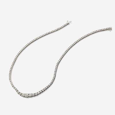 Lot 39 - A diamond and white gold rivière necklace