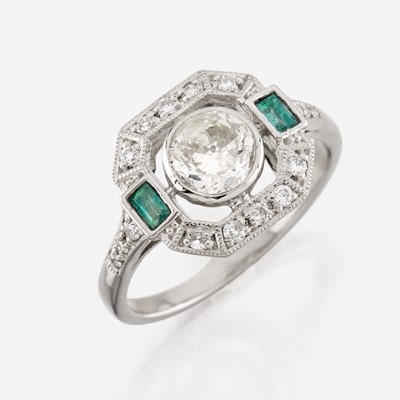 Lot 21 - A diamond, emerald, and platinum ring