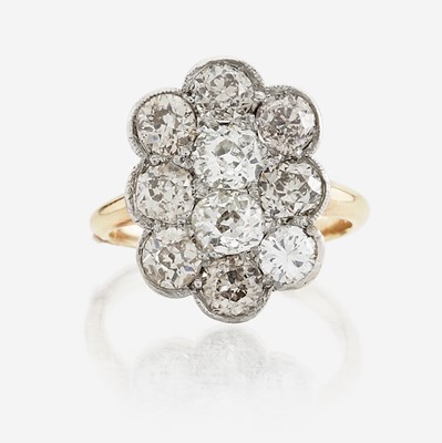 Lot 52 - A diamond and platinum topped gold ring