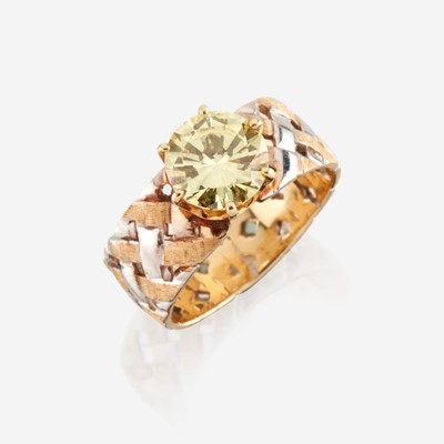 Lot 76 - A colored diamond and bicolor gold ring