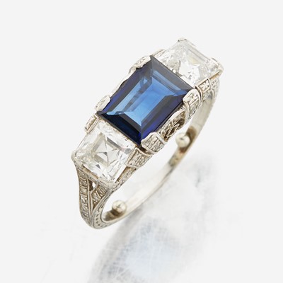 Lot 15 - An Edwardian sapphire, diamond, and platinum ring