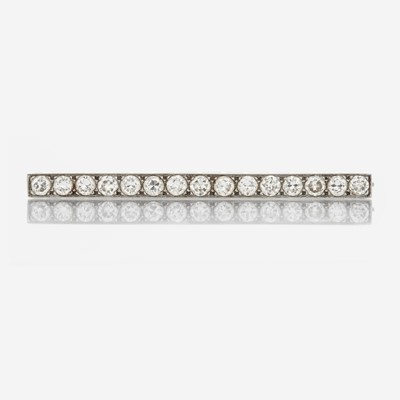 Lot 17 - An antique diamond and platinum brooch