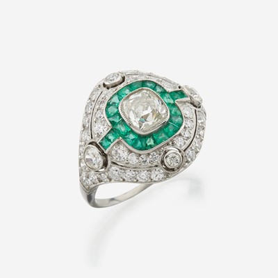 Lot 37 - A diamond, emerald, and platinum ring