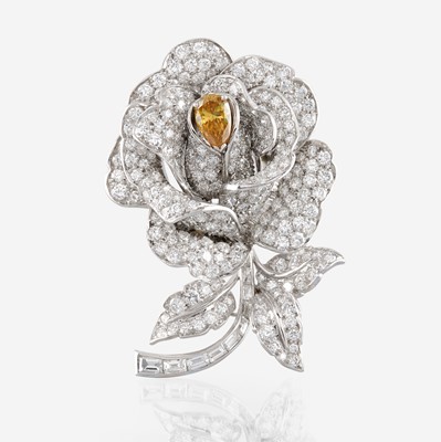 Lot 77 - A diamond, yellow diamond, and platinum brooch