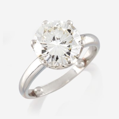 Lot 92 - A diamond solitaire