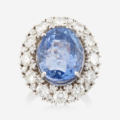 Lot 44 - A sapphire, diamond, and white gold ring