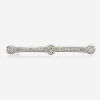 Lot 47 - A diamond and white gold brooch