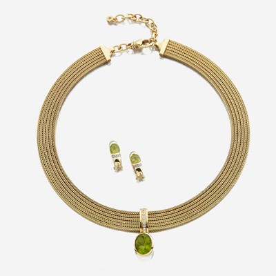 Lot 90 - A peridot, diamond, and gold necklace