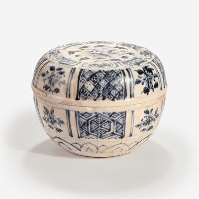 Lot 17 - A large Vietnamese blue and white covered lobed box