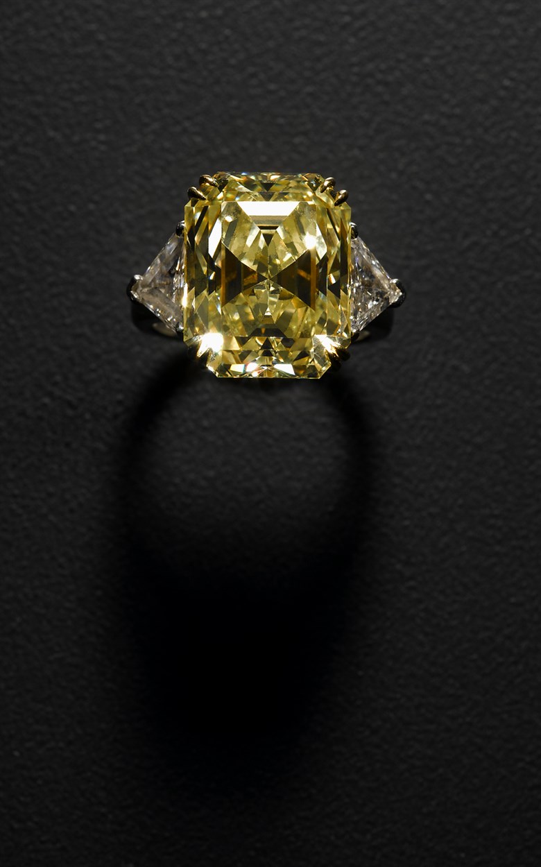 Lot 188 - Impressive lady's yellow and white diamond dinner ring